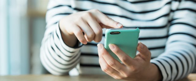 スマホを使用している女性