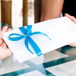 ギフトカードをプレゼントしている場面
