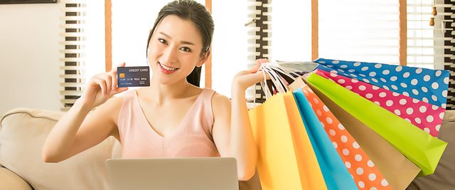 クレジットカードを提示している女性