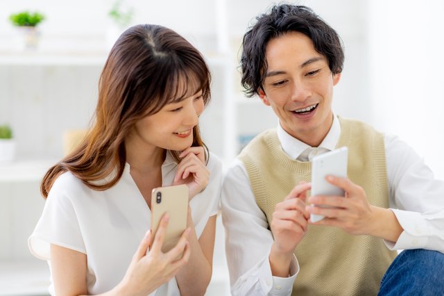 スマホを確認している男性と女性