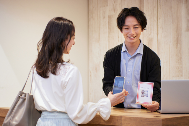QRコードをスマホで読み取っているシーン