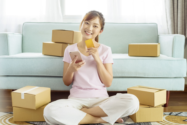 キャッシュレス決済でネットショッピングしている女性