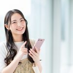 スマホを捜査している女性