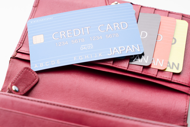 お財布とクレジットカードの画像