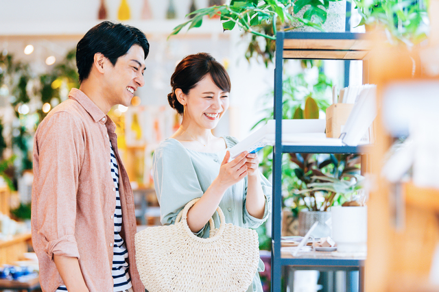 商品を確認している買い物客
