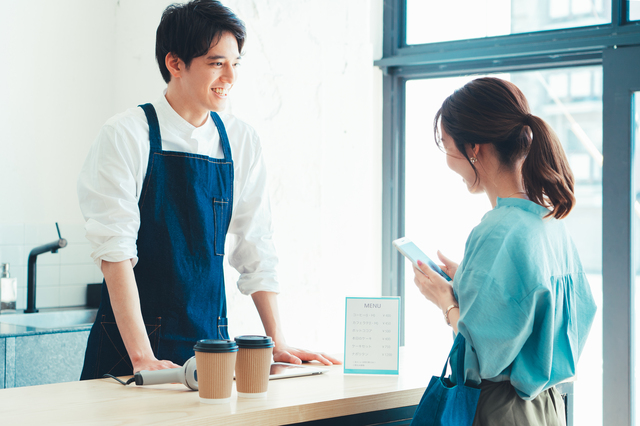 買い物をしている女性