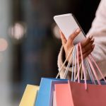 ショッピングバッグを片手に下げている人