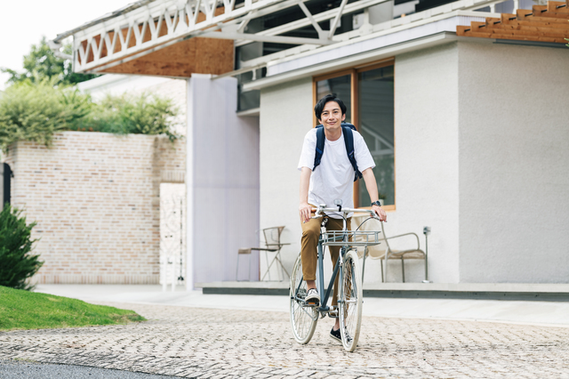 自転車で移動している男性