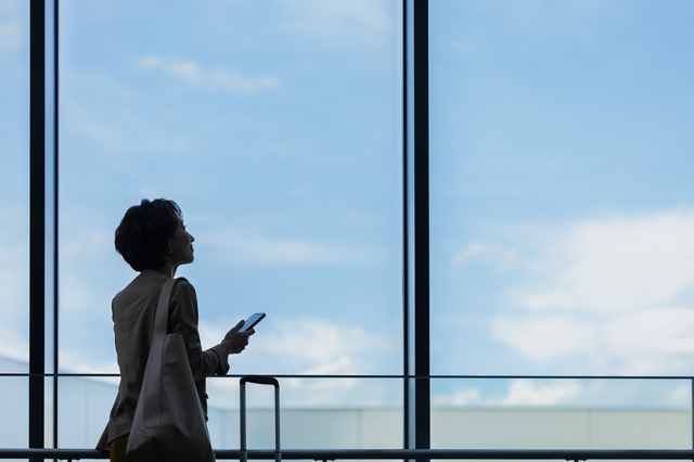 空を見上げる女性