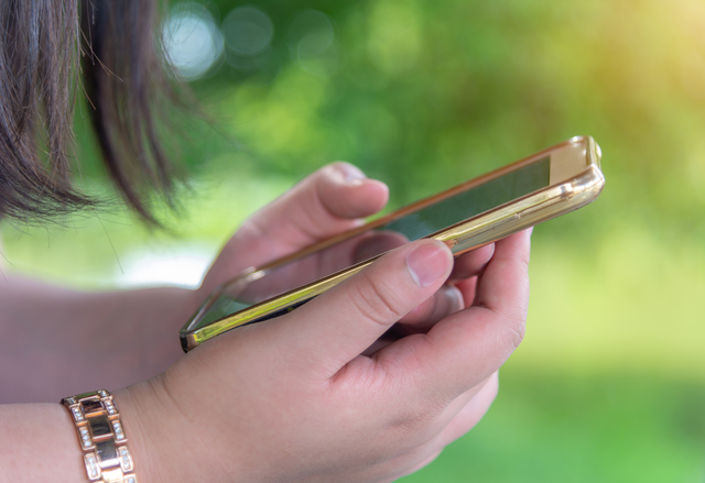 スマホを持っている女性