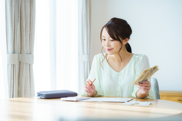 書類に記入している女性