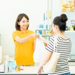 会計をしている女性