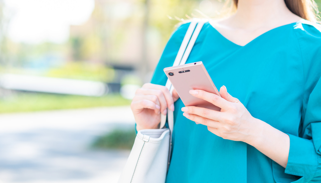 スマホを持つ女性