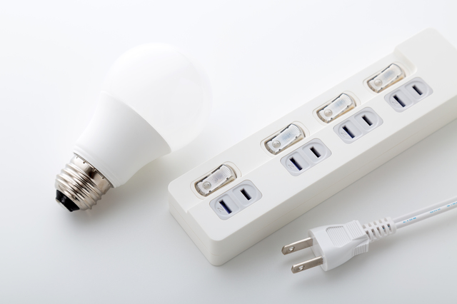 電源タップと電球の画像