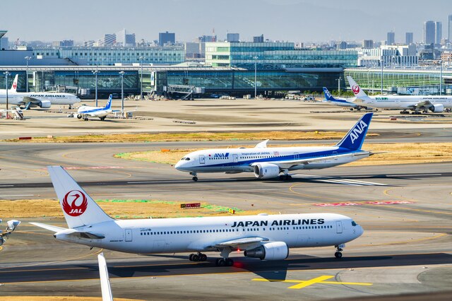 複数の飛行機が止まる滑走路
