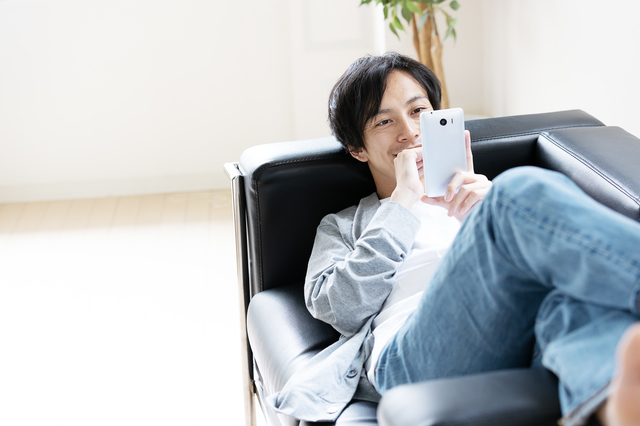 スマホの画面を見ている男性