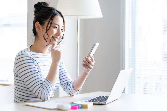 スマホとPCを利用している女性