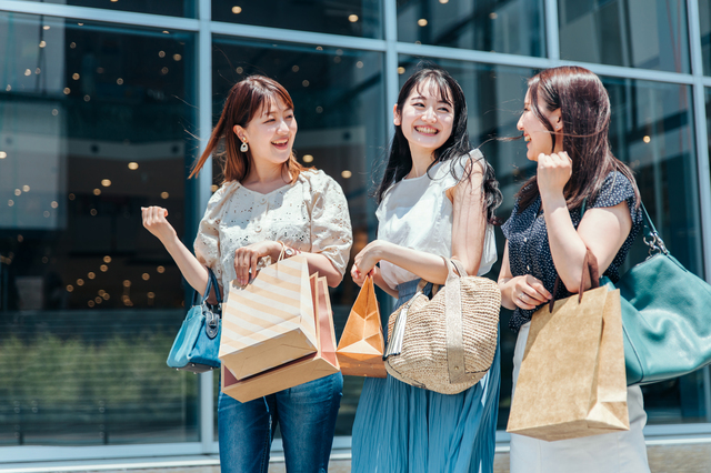 ショッピングを楽しむ女性たち