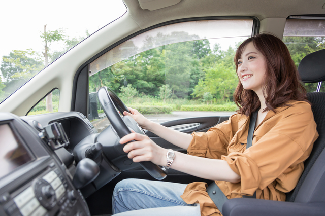 自動車を運転転している女性