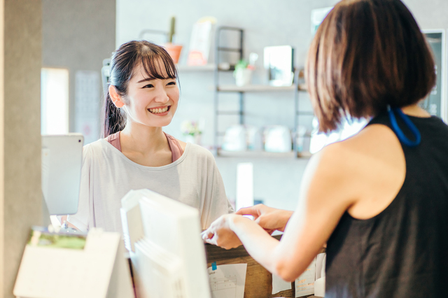 会計している女性