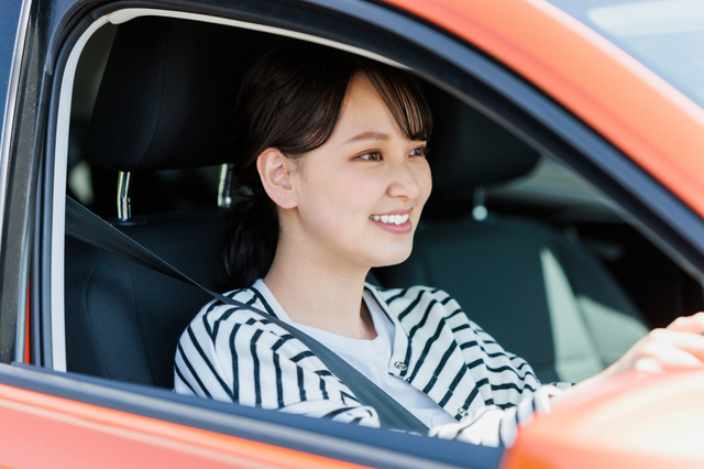 運転している女性