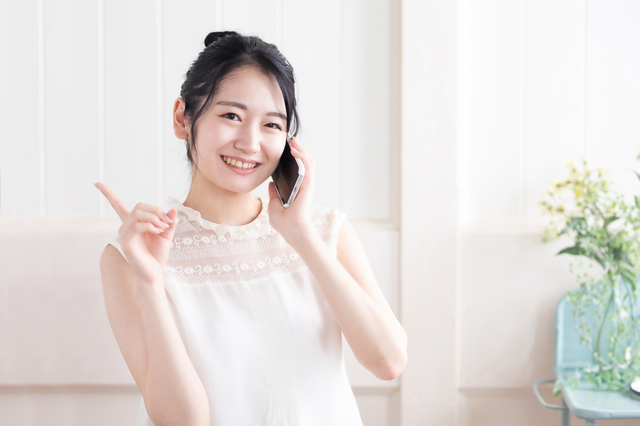 スマホを利用している女性