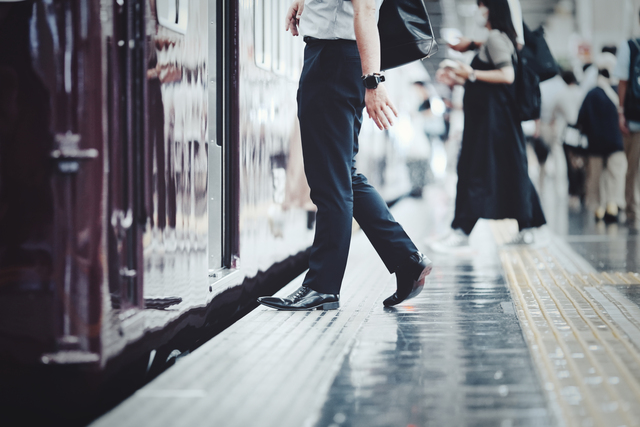 駅のホームと電車を利用する人々