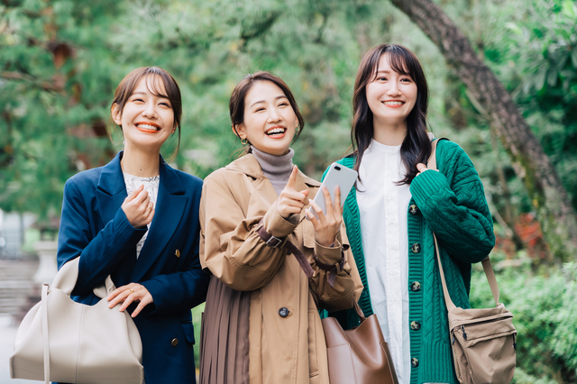 旅行をする女性3人組