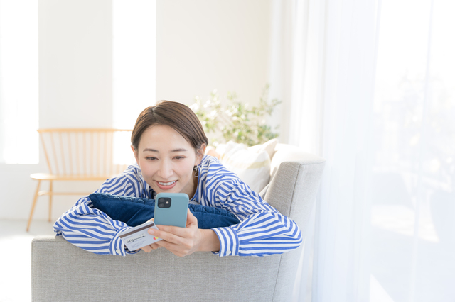 スマホを操作する女性