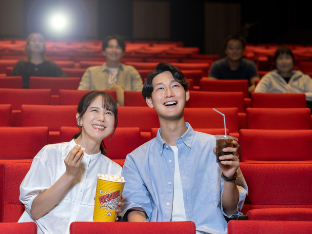 映画を楽しむ二人