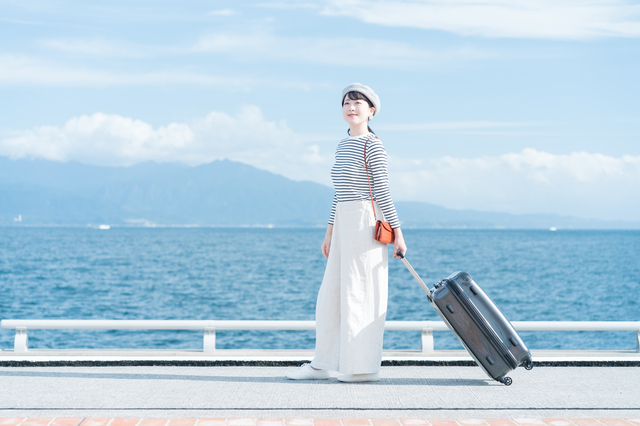 旅行に出かける女性