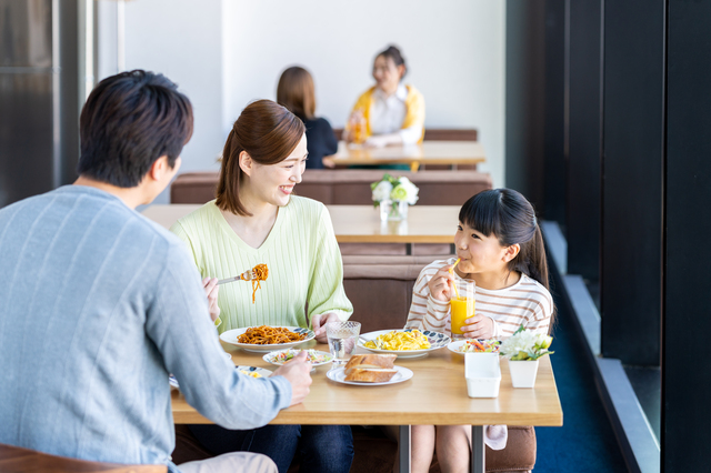 食事をしている家族