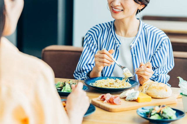 食事風景の画像