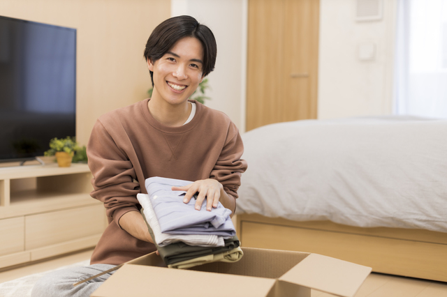 洋服を持つ男性