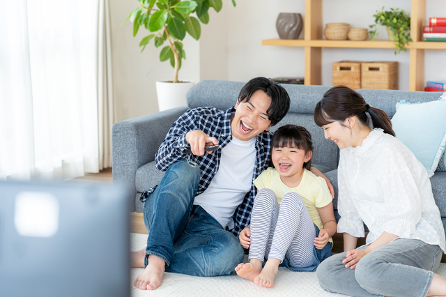 家族で仲良く家で過ごしている画像