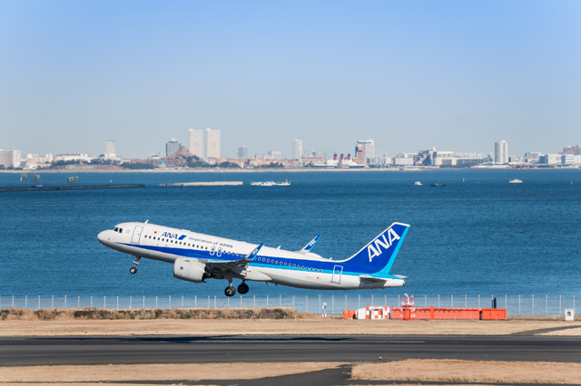 滑走路から飛び立つ飛行機の画像