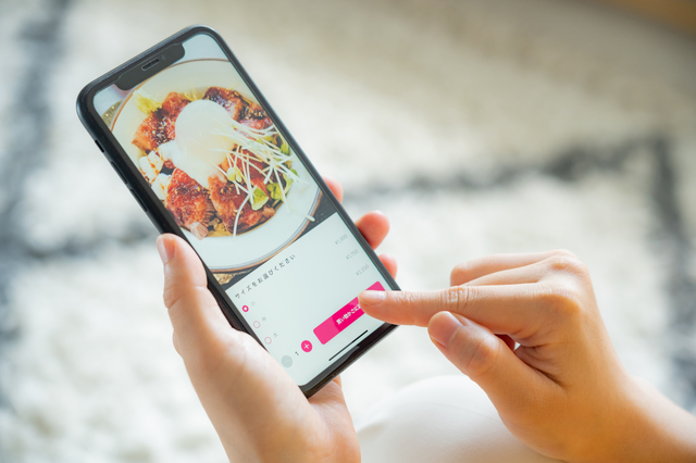 スマホでご飯を注文している画像