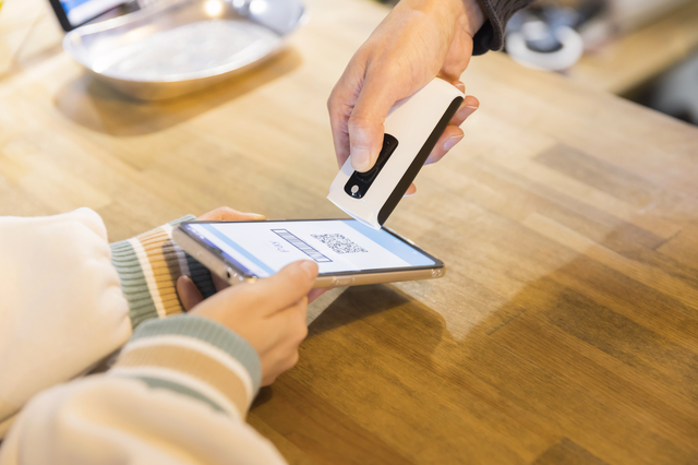 QRコード決済を利用する女性