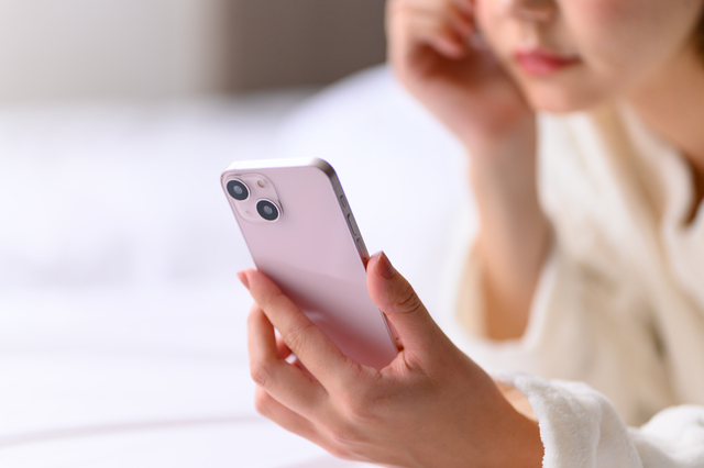 スマホを眺める女性