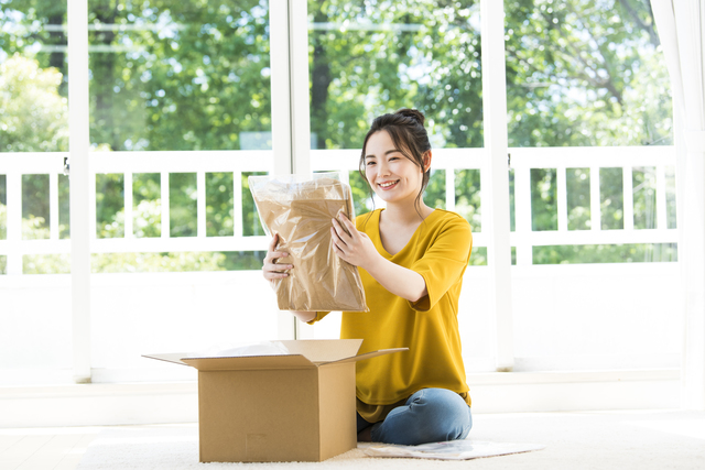 通信販売で洋服を買った若い女性