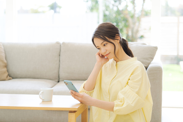 スマホを持つ女性