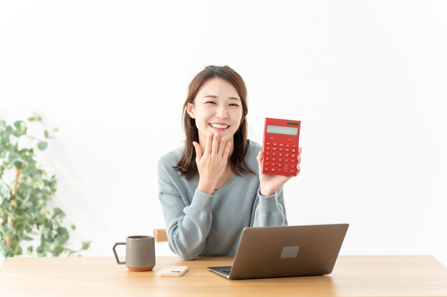 電卓を持つ女性