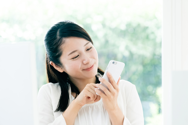 スマホを見る女性