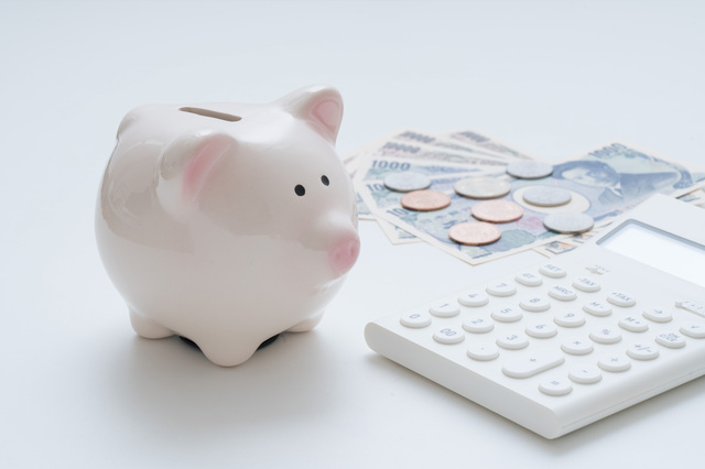 貯金箱と現金の画像