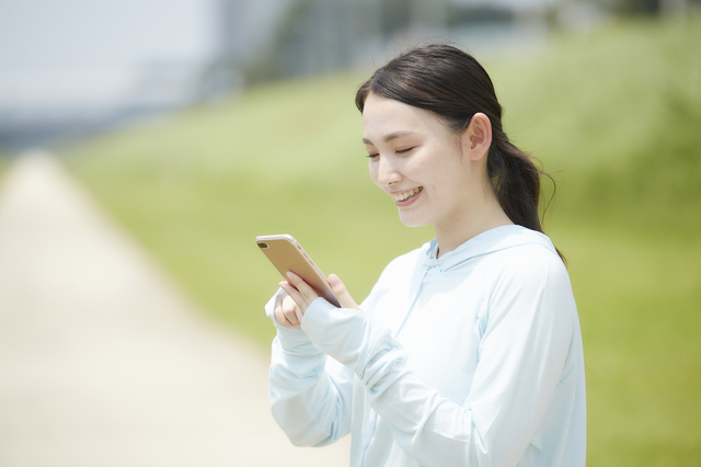 スマホを操作する女性