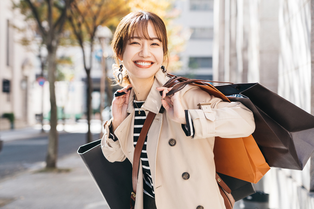 ショッピングバッグを下げている女性