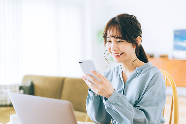 スマホを利用する女性
