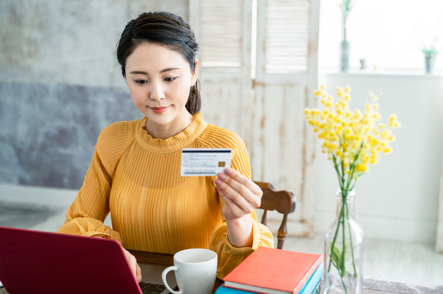 クレジットカードの情報を入力している女性