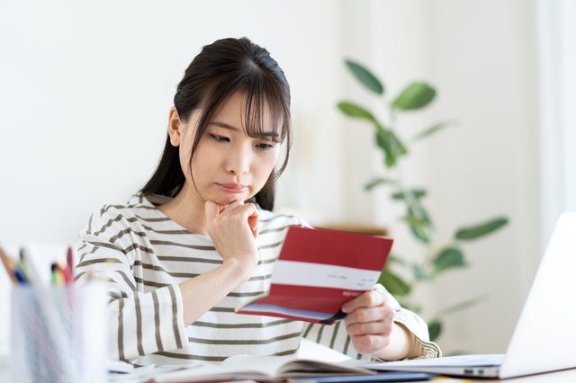 通帳を確認する女性