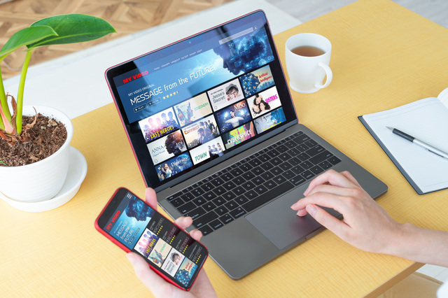 動画配信サービスの画面が表示されているPCとスマートフォンの画像